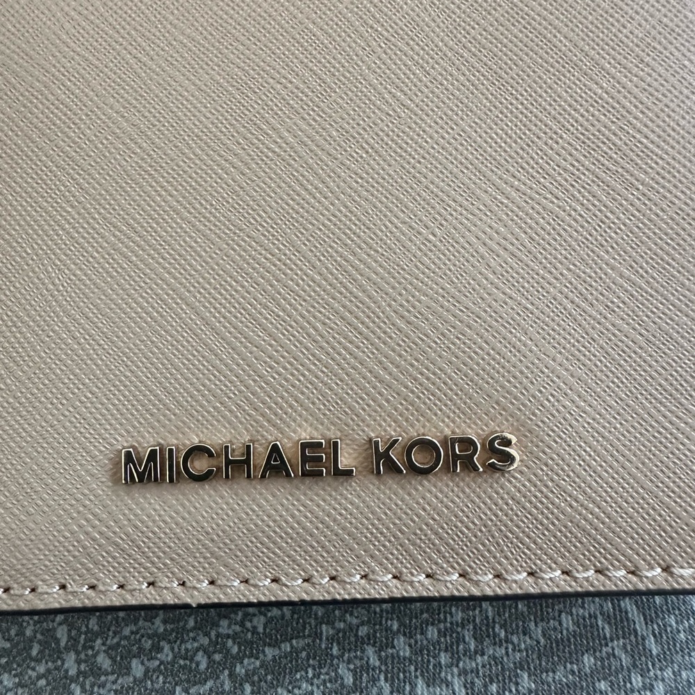 Michael Kors Taupe Pebbled Leather Wallet Gold Logo Snap Zip Coin - Picture 3 of 13